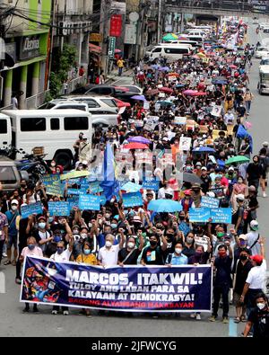 Filippine. 30th giugno 2022. Vari gruppi militanti si sono riuniti per mostrare le loro delusioni per i successivi presidenti filippini durante la loro protesta a Plaza Miranda mentre il figlio del dittatore Ferdinand “Bong-Bong Marcos Jr. Ha preso il suo giuramento come il presidente 17th delle Filippine al Museo Nazionale di Belle Arti a Manila City pochi chilometri Dai manifestanti il 30 giugno 2022. (Foto di Gregorio B. Dantes Jr./Pacific Press/Sipa USA) Credit: Sipa USA/Alamy Live News Foto Stock