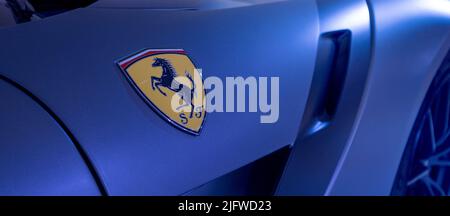 Modena, Italia - 14 luglio 2021: Cavallo nero da corsa sul logo giallo su Ferrari Gray F12TDF Tour de France modello ad alte prestazioni sport car italiana ala Foto Stock