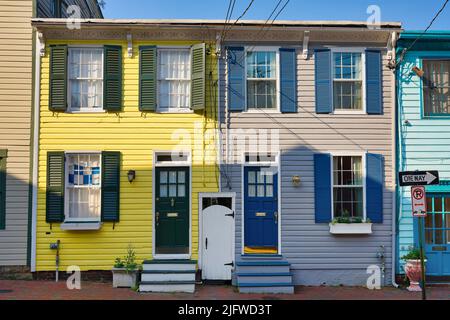 Case storiche della città nel centro di Annapolis, Maryland, USA. Tipica architettura colorata nella capitale del Maryland. Foto Stock