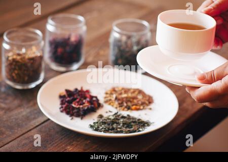 Degustazione di tè alle erbe aromatiche gourmet selezione di bevande calde Foto Stock