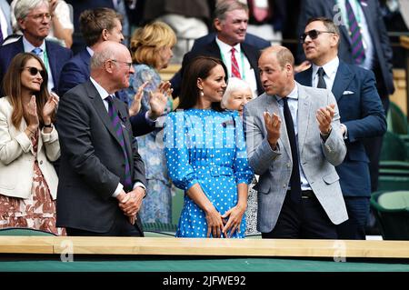 Ian Hewitt, presidente dell'AELTC (a sinistra), con la Duchessa e il Duca di Cambridge, che applaudono il Novak Djokovic serbo dopo la vittoria contro il peccatore italiano Jannik nella partita di quarti di finale il giorno nove dei campionati di Wimbledon 2022 all'All England Lawn Tennis and Croquet Club, Wimbledon. Data foto: Martedì 5 luglio 2022. Foto Stock