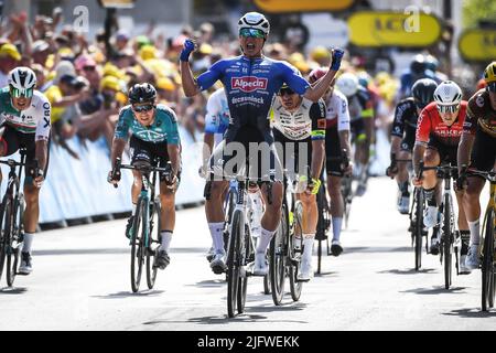 Calais, Francia - 5 luglio 2022, il belga Jasper PHILIPSEN del Team Alpecin-Deceuninck celebra erroneamente la vittoria durante il Tour de France 2022, gara ciclistica tappa 4, Dunkerque - Calais (171,5 km) il 5 luglio 2022 a Calais, Francia - Foto Matthieu Mirville / DPPI Foto Stock