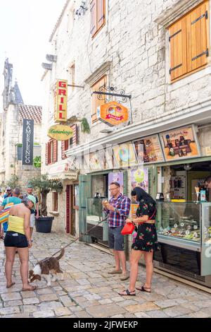 Gelateria in strada, Città Vecchia, Trogir, Contea di Spalato-Dalmazia, Croazia Foto Stock