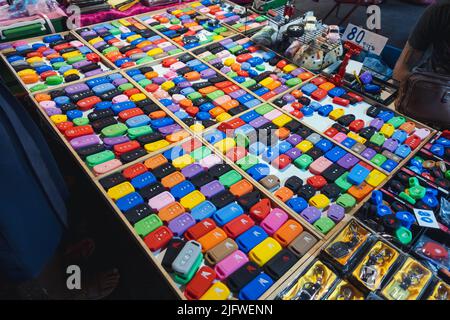 KANCHANABURI, THAILANDIA-NOVEMBRE 28,2019 : coloratissimo di custodie in silicone per un portachiavi dall'allarme auto. Rivestimento in silicone di varie forme e colori per remo Foto Stock