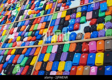 KANCHANABURI, THAILANDIA-NOVEMBRE 28,2019 : coloratissimo di custodie in silicone per un portachiavi dall'allarme auto. Rivestimento in silicone di varie forme e colori per remo Foto Stock