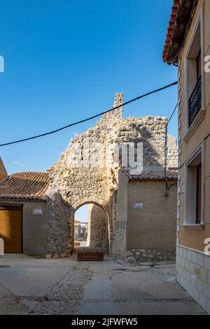 Vista di una delle porte d'ingresso alla città medievale fortificata di Urueña, Spagna. Foto Stock