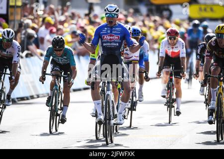 Calais, Francia, Francia. 5th luglio 2022. Il belga Jasper PHILIPSEN del Team Alpecin-Deceuninck celebra erroneamente la vittoria durante il Tour de France 2022, gara ciclistica Stage 4, Dunkerque a Calais (171, 5 km) il 5 luglio 2022 a Calais, Francia. (Credit Image: © Matthieu Mirville/ZUMA Press Wire) Credit: ZUMA Press, Inc./Alamy Live News Foto Stock