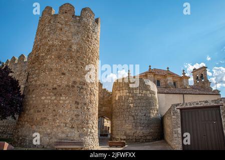 Vista di una delle porte d'ingresso alla città medievale fortificata di Urueña, Spagna. Foto Stock