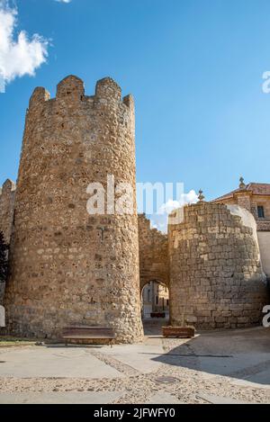 Vista di una delle porte d'ingresso alla città medievale fortificata di Urueña, Spagna. Foto Stock