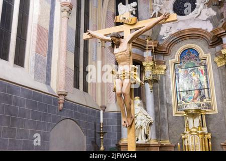 Il Crocifisso nella chiesa francescana dell'Annunciazione del Signore a Bratislava, Slovacchia. Foto Stock