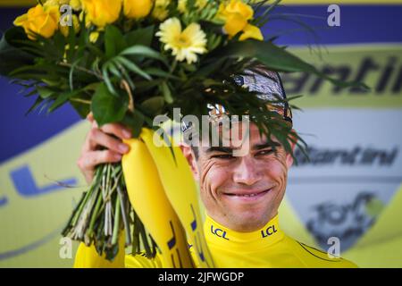 Calais, Francia, Francia. 5th luglio 2022. Il belga Wout VAN AERT del Team Jumbo-Visma indossa la maglia gialla del leader assoluto sul podio durante il Tour de France 2022, gara ciclistica Stage 4, Dunkerque a Calais (171, 5 km) il 5 luglio 2022 a Calais, Francia. (Credit Image: © Matthieu Mirville/ZUMA Press Wire) Credit: ZUMA Press, Inc./Alamy Live News Foto Stock