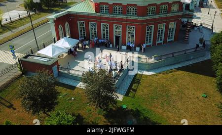 Cerimonia di nozze in vecchio edificio. Creativa. Vista dall'alto del matrimonio al Palace Park. Lussuosa cerimonia di nozze nella riserva naturale reale nella soleggiata giornata estiva Foto Stock