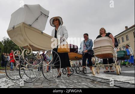 Polna, Repubblica Ceca. 05th luglio 2022. Incontro dei pram vintage a Polna vicino a Jihlava, Repubblica Ceca, 5 luglio 2022. Credit: Lubos Pavlicek/CTK Photo/Alamy Live News Foto Stock