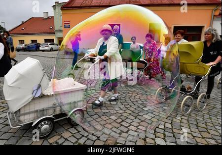 Polna, Repubblica Ceca. 05th luglio 2022. Incontro dei pram vintage a Polna vicino a Jihlava, Repubblica Ceca, 5 luglio 2022. Credit: Lubos Pavlicek/CTK Photo/Alamy Live News Foto Stock