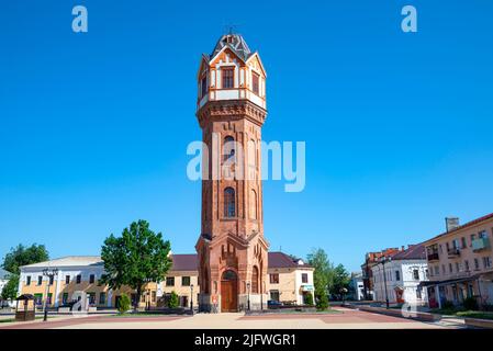 STARAYA RUSSA, RUSSIA - 25 GIUGNO 2022: La vecchia torre dell'acqua sulla piazza della città. Staraya Russa, Russia Foto Stock