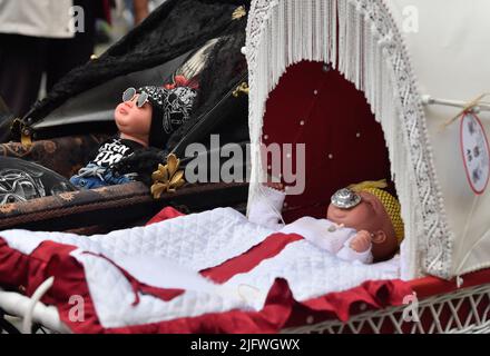 Polna, Repubblica Ceca. 05th luglio 2022. Incontro dei pram vintage a Polna vicino a Jihlava, Repubblica Ceca, 5 luglio 2022. Credit: Lubos Pavlicek/CTK Photo/Alamy Live News Foto Stock