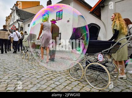 Polna, Repubblica Ceca. 05th luglio 2022. Incontro dei pram vintage a Polna vicino a Jihlava, Repubblica Ceca, 5 luglio 2022. Credit: Lubos Pavlicek/CTK Photo/Alamy Live News Foto Stock