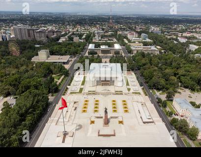 Vista aerea del centro di Bishkek, del Kirghizistan, del Museo storico Nazionale e dell'edificio governativo Foto Stock