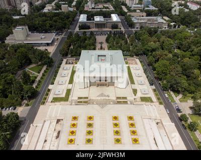 Vista aerea del centro di Bishkek, del Kirghizistan, del Museo storico Nazionale e dell'edificio governativo Foto Stock