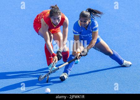 AMSTERDAM - Neha (IND) (r) e Jiaqi li (CHN) durante la partita tra India e Cina ai Campionati mondiali di hockey al Wagener Stadium, il 5 luglio 2022 ad Amsterdam. ANP WILLEM VERNES Foto Stock