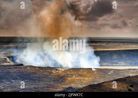 Il vulcano più attivo di Mouna Kea in una giornata nuvolosa. Paesaggio panoramico estremo delle montagne hawaiane e della superficie rocciosa. Cielo coperto con una cottura a vapore Foto Stock