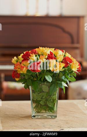 Fresche rose colorate con un pianoforte sullo sfondo e copyspace. Un gesto romantico, una proposta, un giorno di San Valentino, una festa di compleanno o una scusa Foto Stock