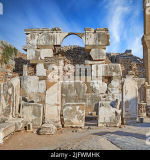 Antiche rovine della città di Efeso in Turchia durante il giorno. Viaggi all'estero e all'estero per vacanze, vacanze e turismo. Resti scavati di Foto Stock