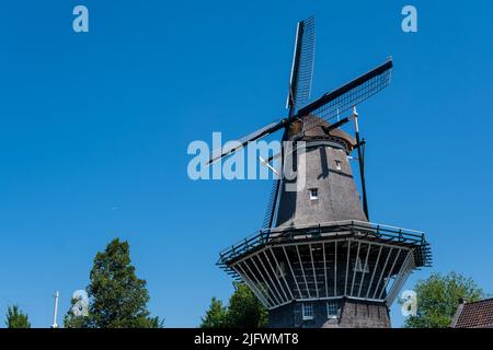 Amsterdam, Paesi Bassi - 23 giugno 2022: De Gooyer Mulino sul cielo blu Foto Stock