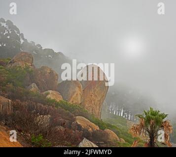 Una mattinata di nebbia sulla tranquilla vetta della montagna, tranquilla natura zen con viste panoramiche. Paesaggio roccioso coperto di smog della montagna Lions Head. Le conseguenze di un Foto Stock