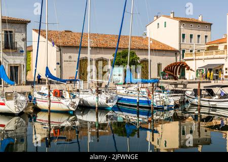 La società madre di Noilly Prat a Marseillan (Francia) in Linguadoca. Direttamente sul tranquillo porto della piccola città a circa 50 km da Montpellier, vermouth è stato prodotto dal 1859 ad oggi Foto Stock