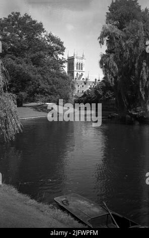 1950s, storico, St Johns Tower, la torre della cappella del St John's College, Cambridge University, Inghilterra, Regno Unito. Punto di riferimento iconico di Cambridge, alto 160 metri, è stato progettato dal famoso architetto britannico Sir George Gilbert Scott. Punt ormeggiato sulla camma del fiume. Foto Stock