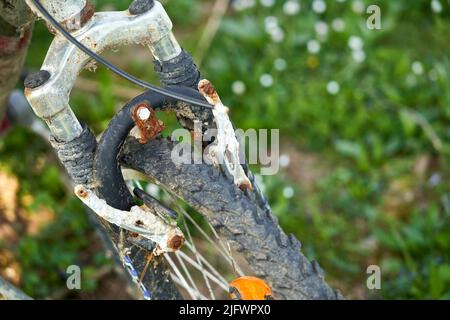 Primo piano di una vecchia bicicletta arrugginita. I freni e gli pneumatici sono difettosi. MTB a due ruote è un ritrovo marino (Seefunde). Foto Stock