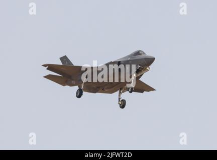 Primo piano di un Lockheed Martin F35 Lightning II che vola durante il salone aereo della capitale nel 2021 Foto Stock