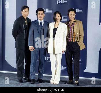 Seul, Corea del Sud. 5th luglio 2022. (Da L a R) attori sudcoreani Jung Woo-Sung-tae, l'attrice Jeon Hye-jin, attore e regista Lee Jung-jae, posano per foto durante una conferenza stampa per promuovere il loro ultimo film 'Hunt' a Seoul, Corea del Sud, il 5 luglio 2022. Il film sarà pubblicato nel paese il 10 agosto. (Foto di: Lee Young-ho/Sipa USA) Credit: Sipa USA/Alamy Live News Foto Stock