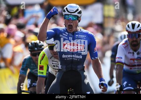 Calais, Francia - 5 luglio 2022, il belga Jasper PHILIPSEN del Team Alpecin-Deceuninck celebra erroneamente la vittoria durante il Tour de France 2022, gara ciclistica tappa 4, Dunkerque - Calais (171,5 km) il 5 luglio 2022 a Calais, Francia - Foto: Matthieu Mirville/DPPI/LiveMedia Foto Stock