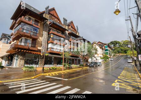 Gramado, RS, Brasile - 17 maggio 2022: strada ed edifici nel centro della città, l'architettura di Gramado. Foto Stock