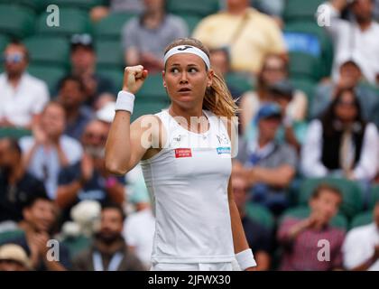 5th luglio 2022, All England Lawn Tennis and Croquet Club, Londra, Inghilterra; torneo di Wimbledon Tennis; Marie Bouzkova (CZE) celebra il credito: Action Plus Sports Images/Alamy Live News Foto Stock