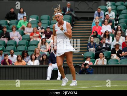 5th luglio 2022, All England Lawn Tennis and Croquet Club, Londra, Inghilterra; torneo di Wimbledon Tennis; Marie Bouzkova (CZE) celebra il credito: Action Plus Sports Images/Alamy Live News Foto Stock