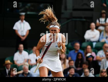 5th luglio 2022, All England Lawn Tennis and Croquet Club, Londra, Inghilterra; torneo di Wimbledon Tennis; Marie Bouzkova (CZE) celebra il credito: Action Plus Sports Images/Alamy Live News Foto Stock