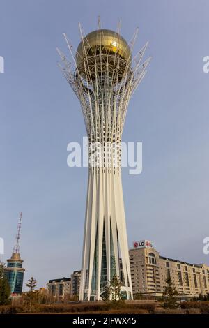 Nur Sultan (Astana), Kazakistan, 11.11.21. Baiterek (Bayterek) Torre, quartiere degli affari e LG edificio, paesaggio urbano di Nur Sultan in autunno. Foto Stock