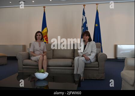 Atene, Grecia. 05th luglio 2022. Maia Sandu, Presidente della Repubblica di Moldavia (sinistra) e Katerina Sakellaropoulou, Presidente della Repubblica ellenica (destra), durante la Tavola rotonda annuale del Governo Economista 26th. (Foto di Dimitrios Karvountzis/Pacific Press) Credit: Pacific Press Media Production Corp./Alamy Live News Foto Stock