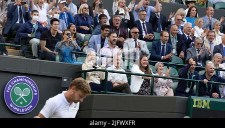 Wimbledon, UK, 05/07/2022, Catherine, Duchessa di Cambridge (alias Kate Middleton) e Principe William, Duke of Cambridge (R) reagiscono quando il belga David Goffin (L) sembra sconsolato dopo aver perso una partita di tennis tra il belga Goffin e il britannico Norrie nelle 1/8 finali del torneo maschile di singoli al torneo di tennis Wimbledon Grand Slam del 2022 presso l'All England Tennis Club, nel sud-ovest di Londra, in Gran Bretagna, Martedì 05 luglio 2022. BELGA PHOTO BENOIT DOPPAGNE Foto Stock