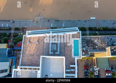 Vista aerea dall'alto di una piscina sul tetto e dell'hotel in Virginia Beach Foto Stock