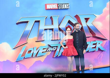 Londra, UK, 05/07/2022, Natalie Portman arriva al Marvel Studios', un'esclusiva proiezione di gala di Thor: Love and Thunder, Leicester Square, Londra, Regno Unito. – 5 luglio 2022. Foto Stock