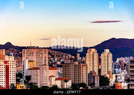 Città di Belo Horizonte nello stato di Minas Gerais al tramonto con i suoi edifici illuminati dal sole Foto Stock