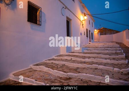 Fotografía nocturna de una calle en campo de Criptana, España Foto Stock