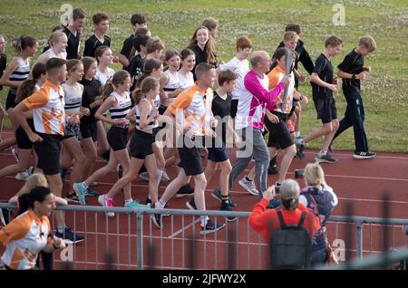 Cheltenham, Regno Unito. 05th luglio 2022. Un bearer di Baton corre con la Queen's Baton durante una visita della squadra del Commonwealth Games Baton Relay al Prince of Wales Stadium a Cheltenham, Gloucestershire. Credit: Chris Radburn/Alamy Live News Foto Stock