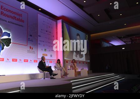 Atene, Attiki, Grecia. 5th luglio 2022. Daniel Franklin Direttore Esecutivo e Diplomatico dell'economista (sinistra), Maia Sandu, Presidente della Repubblica di Moldavia (destra) e Katerina Sakellaropoulou, Presidente della Repubblica ellenica (centro), e Presidente dell'Ucraina Volodymyr Zelensky sullo schermo, durante la Roundtable annuale del Governo Economista 26th. (Credit Image: © Dimitrios Karvountzis/Pacific Press via ZUMA Press Wire) Foto Stock