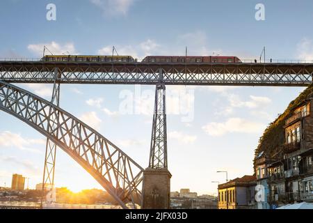 Vista panoramica del treno della metropolitana al ponte Luis al tramonto, Porto, Portogallo Foto Stock