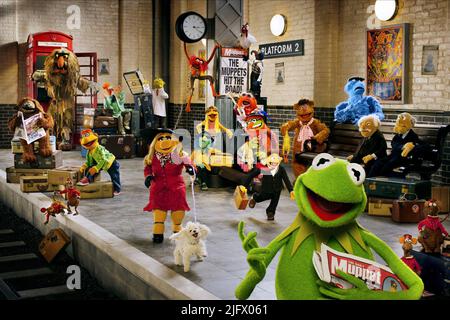 ROWLF,SCOOTER,BECHER,NIDO D'APE,PIGGY,ANIMALE,DENTI,JANICE,PEPPER,ZOOT,WALTER,ORSO,KERMIT,EAGLE,STATLER,WALDORF, MUPPETS MOST WANTED, 2014 Foto Stock
